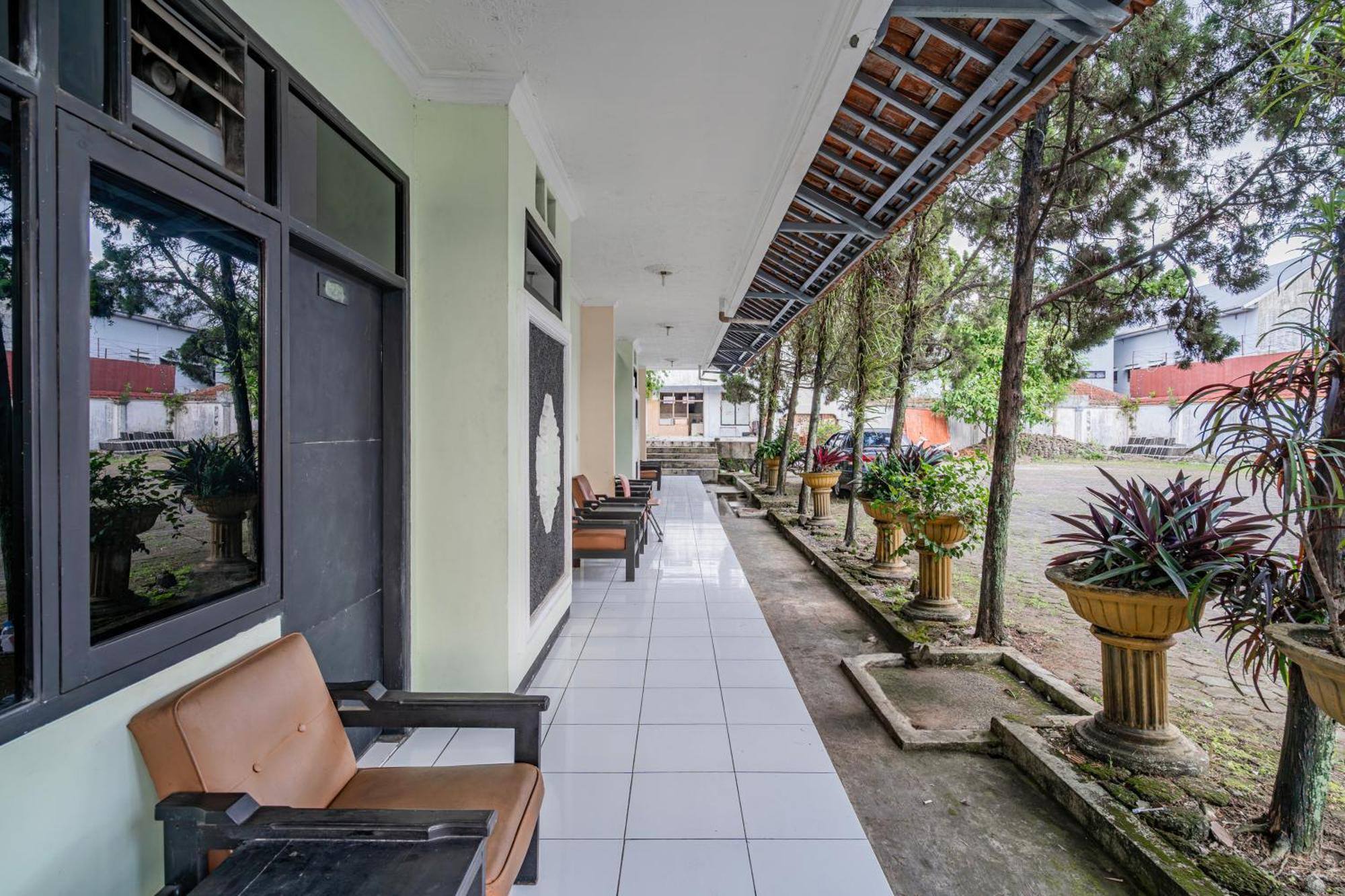 Collection O Tasikmalaya Near Stadium Wiradadaha Formerly Hotel Abadi Kültér fotó