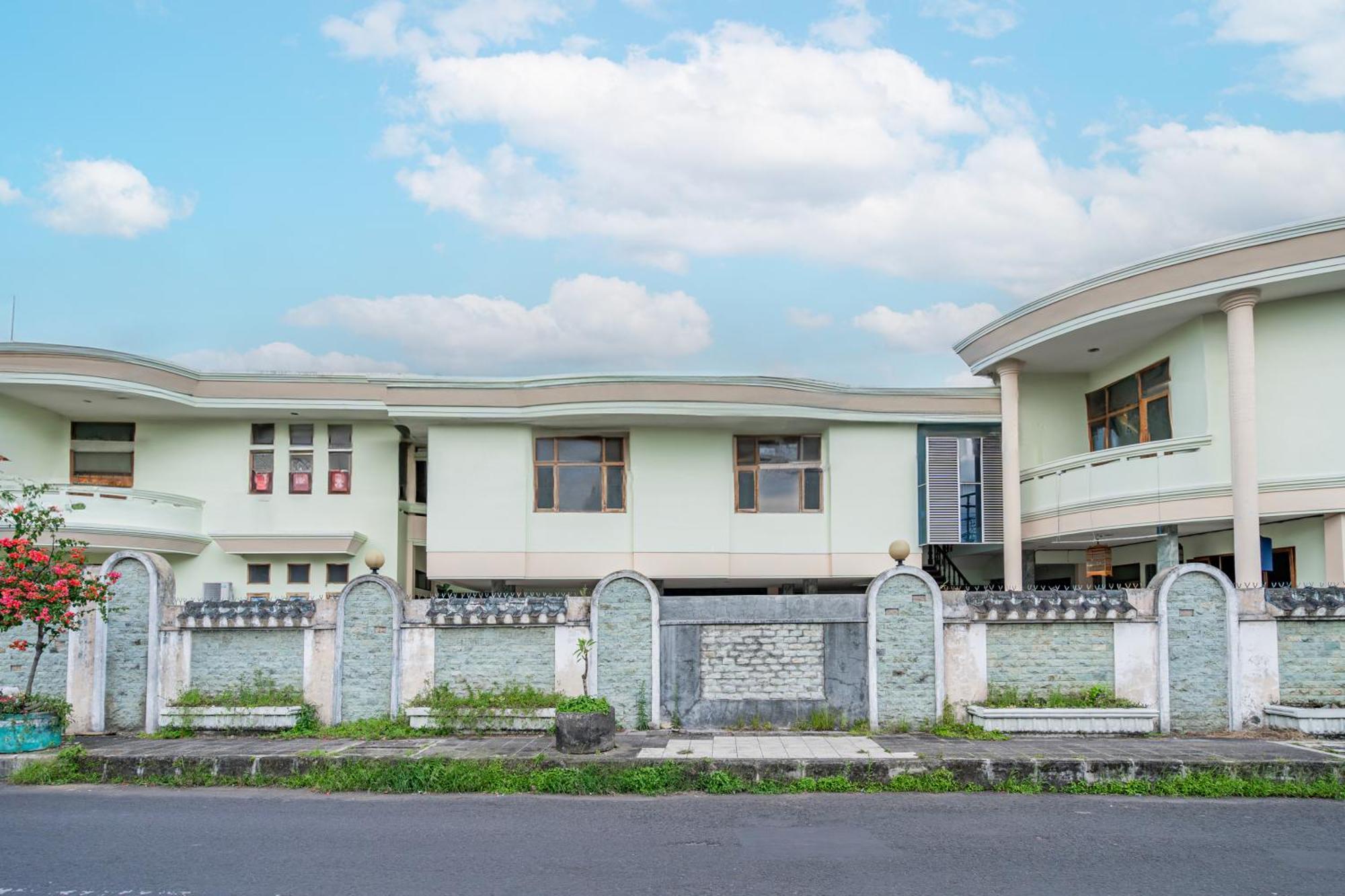 Collection O Tasikmalaya Near Stadium Wiradadaha Formerly Hotel Abadi Kültér fotó