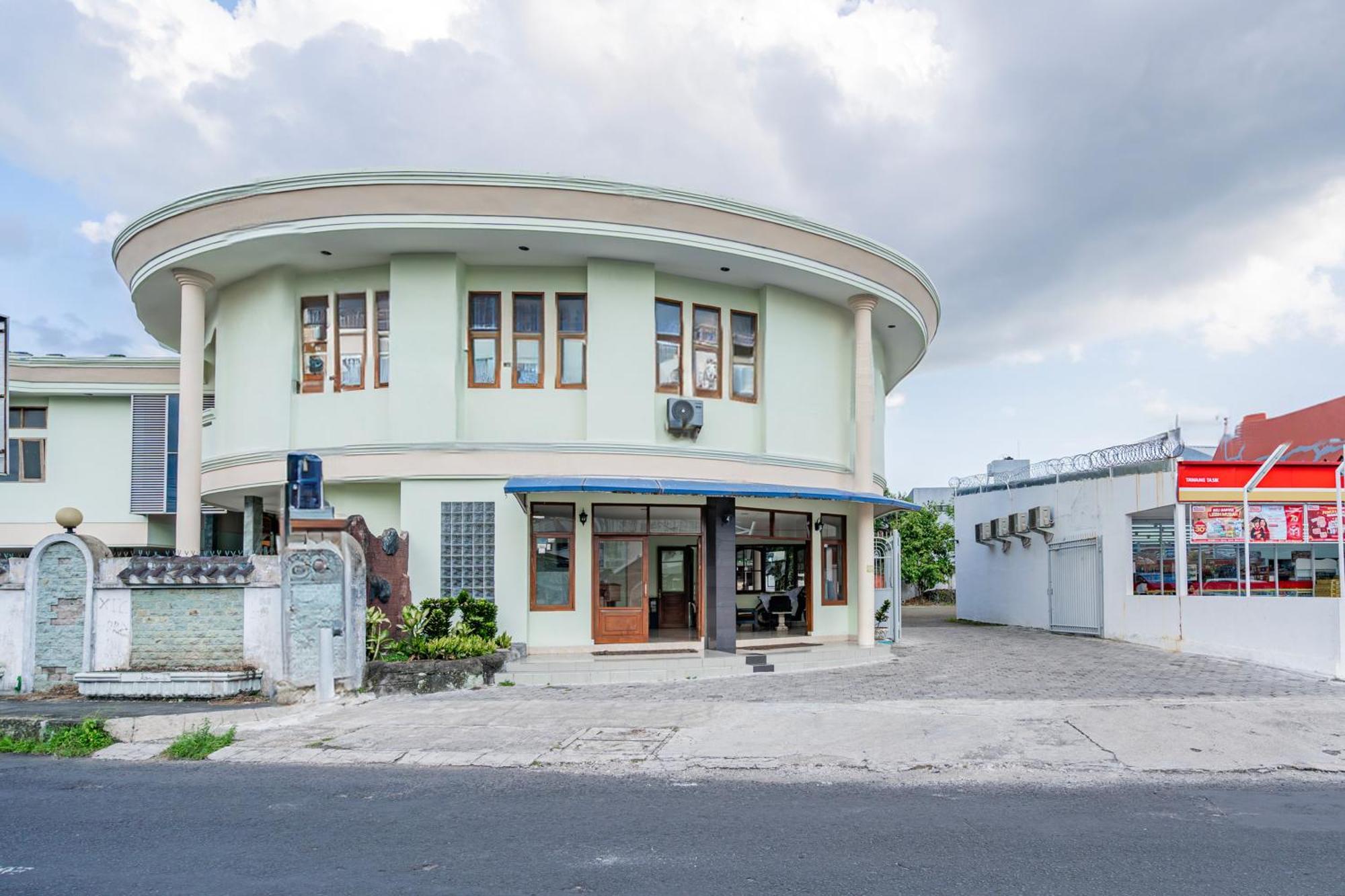 Collection O Tasikmalaya Near Stadium Wiradadaha Formerly Hotel Abadi Kültér fotó