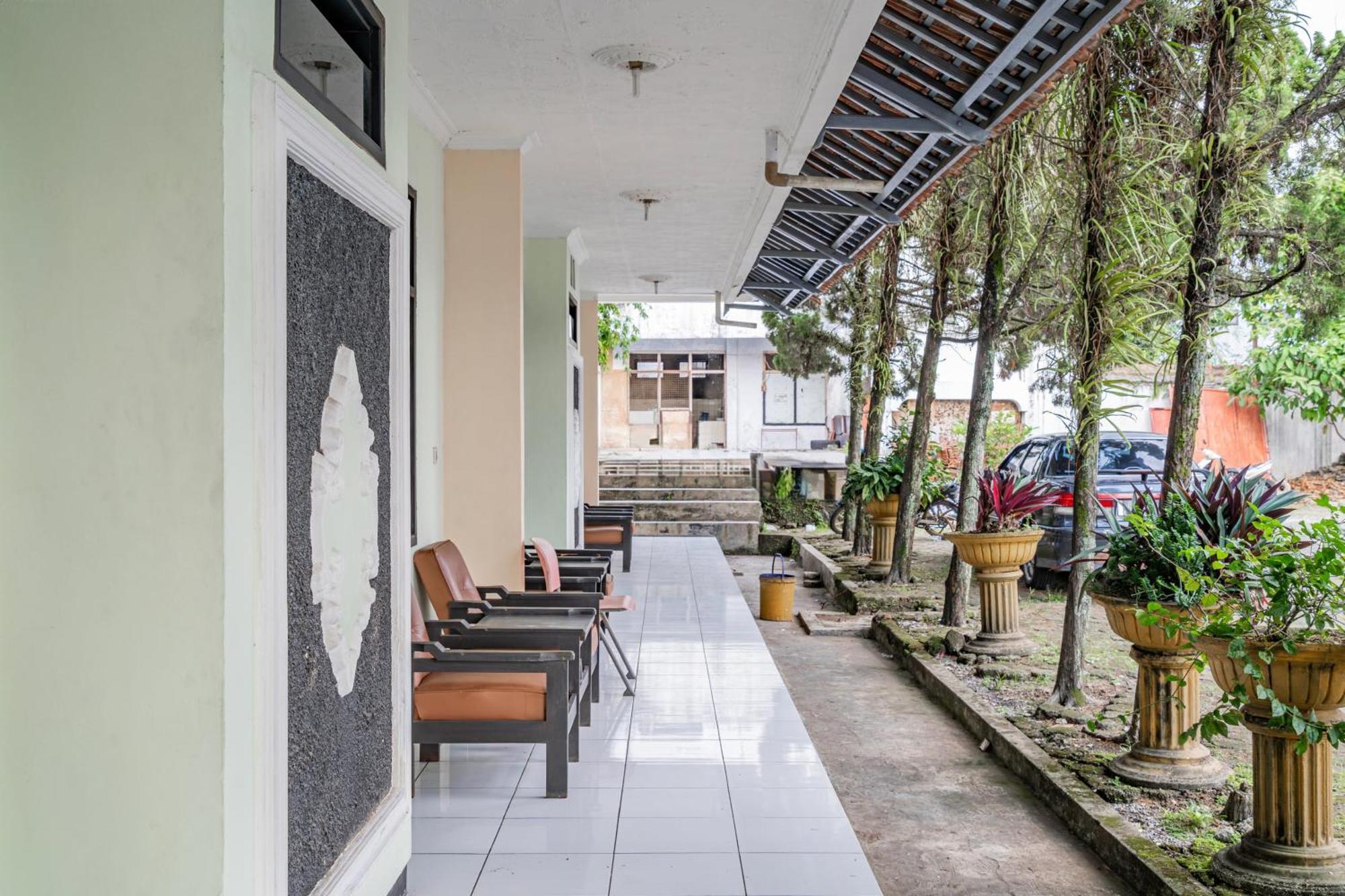 Collection O Tasikmalaya Near Stadium Wiradadaha Formerly Hotel Abadi Kültér fotó